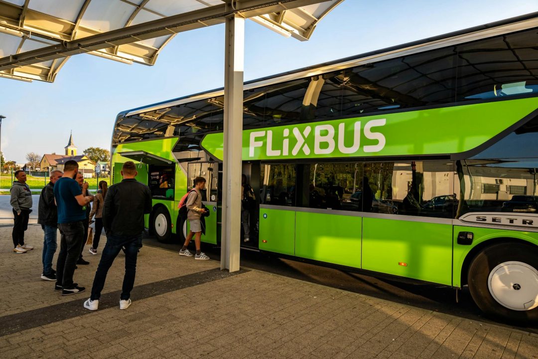 travelers boarding flixbus at kutina station